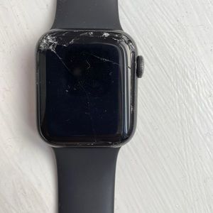 Apple Watch series 5, 40mm, cracked screen